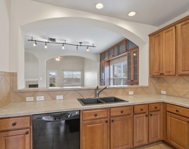 652 Dark Horse Ln - Photo Thumbnail 5