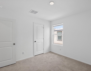 604 Marty Allen Loop - Photo Thumbnail 11