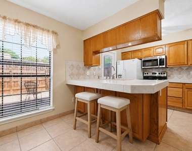9009 N Plaza Dr - Photo Thumbnail 9