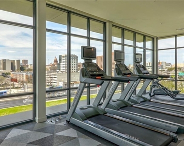 800 Embassy Dr - Photo Thumbnail 15