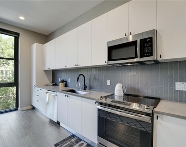800 Embassy Dr - Photo Thumbnail 5