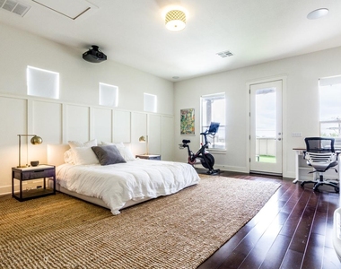 2520 Bluebonnet Ln - Photo Thumbnail 18