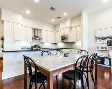 2520 Bluebonnet Ln - Photo Thumbnail 5