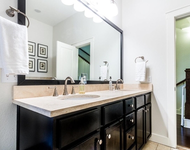 2520 Bluebonnet Ln - Photo Thumbnail 12