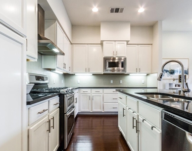 2520 Bluebonnet Ln - Photo Thumbnail 7