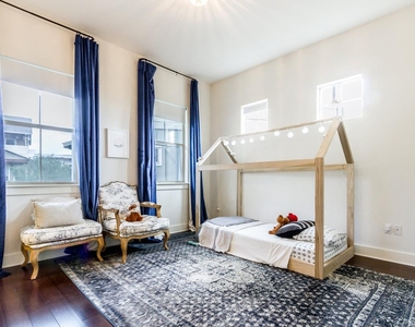 2520 Bluebonnet Ln - Photo Thumbnail 15