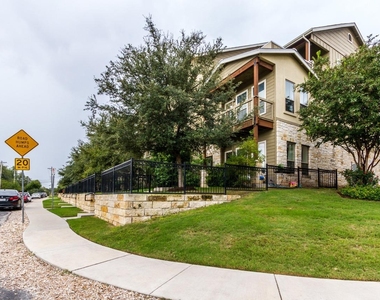 2520 Bluebonnet Ln - Photo Thumbnail 23