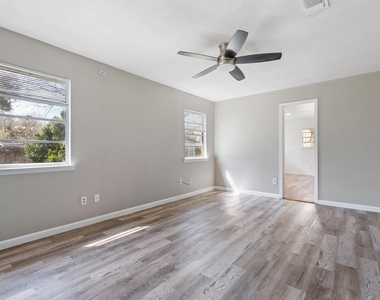 1106 Hackberry Dr - Photo Thumbnail 10