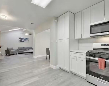 2700 Kerrybrook Ln - Photo Thumbnail 5