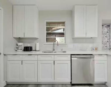 2700 Kerrybrook Ln - Photo Thumbnail 3