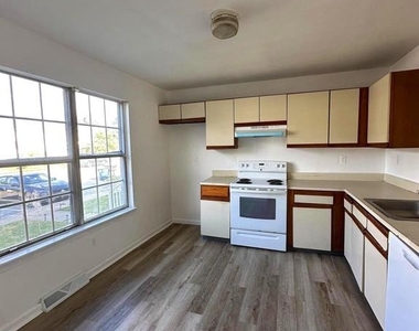 318 Stonebrook Place - Photo Thumbnail 2