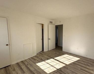 318 Stonebrook Place - Photo Thumbnail 6
