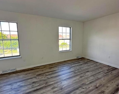 318 Stonebrook Place - Photo Thumbnail 3