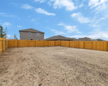 101 Fairfax Ln - Photo Thumbnail 23