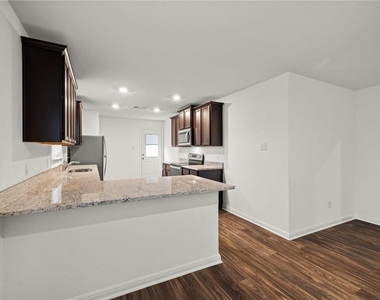 101 Fairfax Ln - Photo Thumbnail 13
