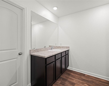 101 Fairfax Ln - Photo Thumbnail 16