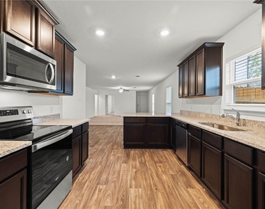 101 Fairfax Ln - Photo Thumbnail 2