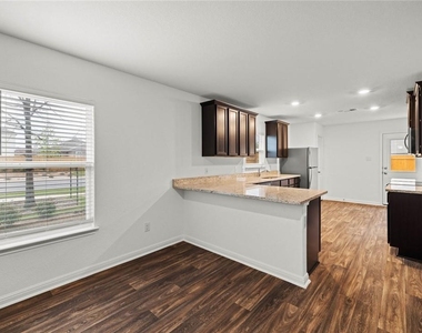 101 Fairfax Ln - Photo Thumbnail 4
