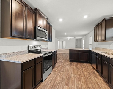 101 Fairfax Ln - Photo Thumbnail 6