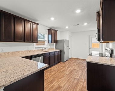 101 Fairfax Ln - Photo Thumbnail 3