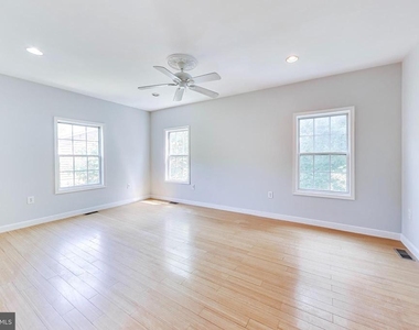 5713 Eads Street Ne - Photo Thumbnail 9