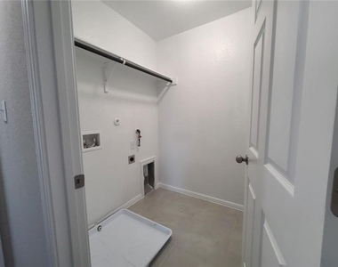 3201 College Park Dr - Photo Thumbnail 15