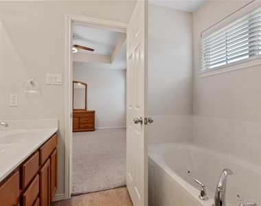 1310 W Parmer Ln - Photo Thumbnail 3