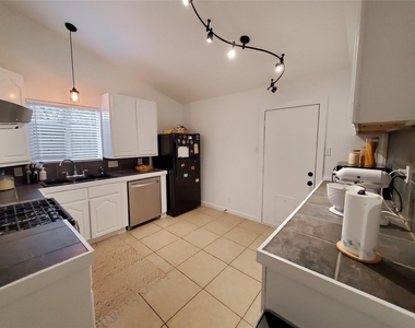 924 Acorn Oaks Dr - Photo Thumbnail 4