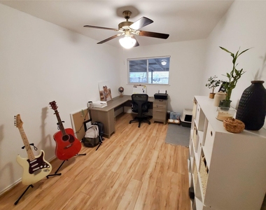 924 Acorn Oaks Dr - Photo Thumbnail 11
