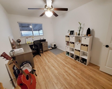 924 Acorn Oaks Dr - Photo Thumbnail 10