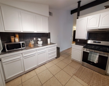 924 Acorn Oaks Dr - Photo Thumbnail 5
