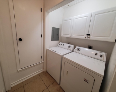 924 Acorn Oaks Dr - Photo Thumbnail 12