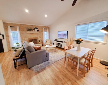 924 Acorn Oaks Dr - Photo Thumbnail 1