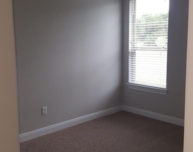 1015 Boatswain Way - Photo Thumbnail 15