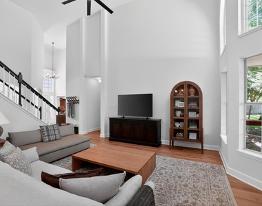 300 N Carriage Hills Dr - Photo Thumbnail 3