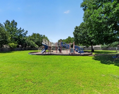 300 N Carriage Hills Dr - Photo Thumbnail 31