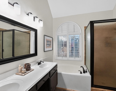 300 N Carriage Hills Dr - Photo Thumbnail 12