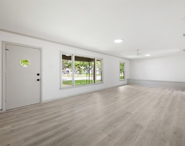 1711 S Main St - Photo Thumbnail 2