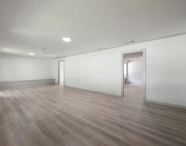 1711 S Main St - Photo Thumbnail 4