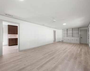 1711 S Main St - Photo Thumbnail 6