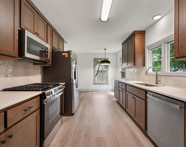 1711 S Main St - Photo Thumbnail 11