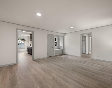 1711 S Main St - Photo Thumbnail 9