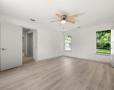 1711 S Main St - Photo Thumbnail 18