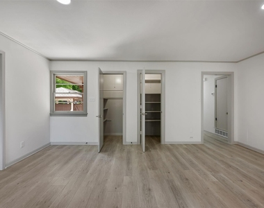 1711 S Main St - Photo Thumbnail 8