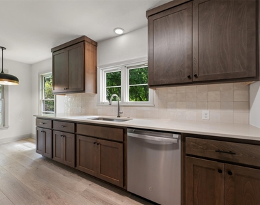 1711 S Main St - Photo Thumbnail 12
