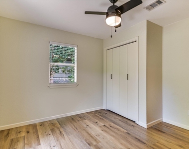 2408 E 9th St - Photo Thumbnail 9