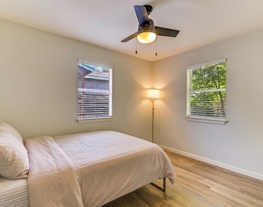 2408 E 9th St - Photo Thumbnail 6