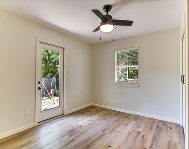 2408 E 9th St - Photo Thumbnail 8