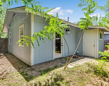 2408 E 9th St - Photo Thumbnail 10