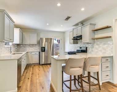 2408 E 9th St - Photo Thumbnail 5